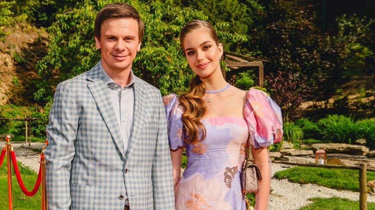 Дружина Дмитра Комарова поділилась, як відзначила першу річницю весілля з коханим Дружина Дмитра Комарова поділилась, як відзначила першу річницю весілля з коханим