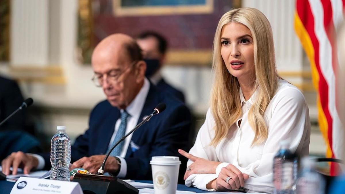 У блузці в горох і найстильніших штанах сезону: Іванка Трамп показала ідеальний образ – фото У блузці в горох і найстильніших штанах сезону: Іванка Трамп показала ідеальний образ – фото