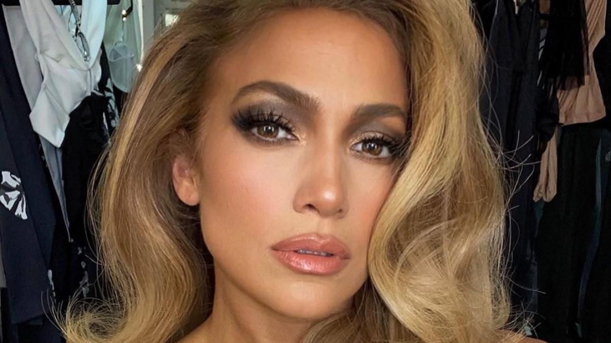 Дженніфер Лопес приміряла костюм за понад 60 тисяч гривень: ефектні фото Дженніфер Лопес приміряла костюм за понад 60 тисяч гривень: ефектні фото