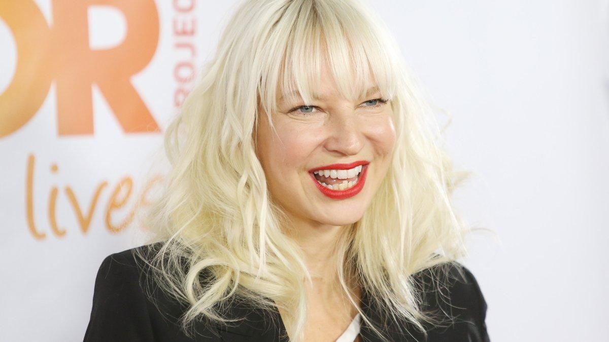 Я хочу усыновить больше детей: Sia рассказала о приемных сыновьях