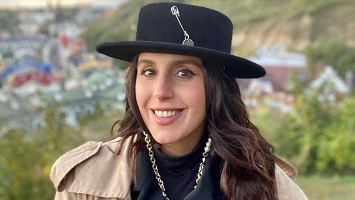 У чорному костюмі та капелюсі: Джамала показала трендовий образ – фото У чорному костюмі та капелюсі: Джамала показала трендовий образ – фото