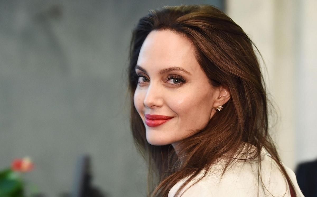 Знай свои права: Анджелина Джоли выпустит книгу для подростков