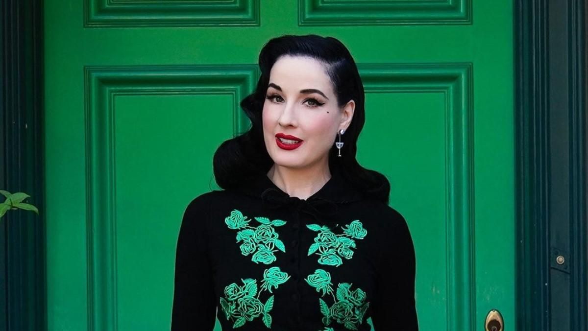 Дита фон Тиз устроила фотосессию в наряде с яркой вышивкой: фото Дита фон Тиз устроила фотосессию в наряде с яркой вышивкой: фото