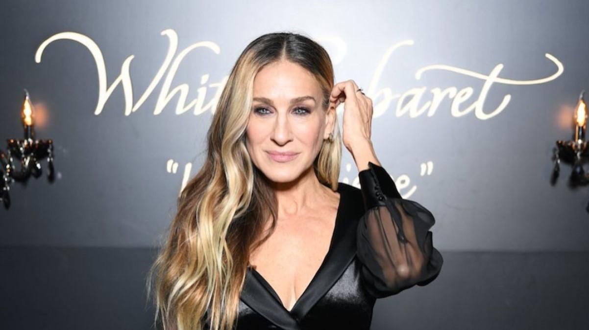 Сара Джессіка Паркер приміряла в'язану сукню в стилі Керрі Бредшоу: фото Сара Джессіка Паркер приміряла в'язану сукню в стилі Керрі Бредшоу: фото