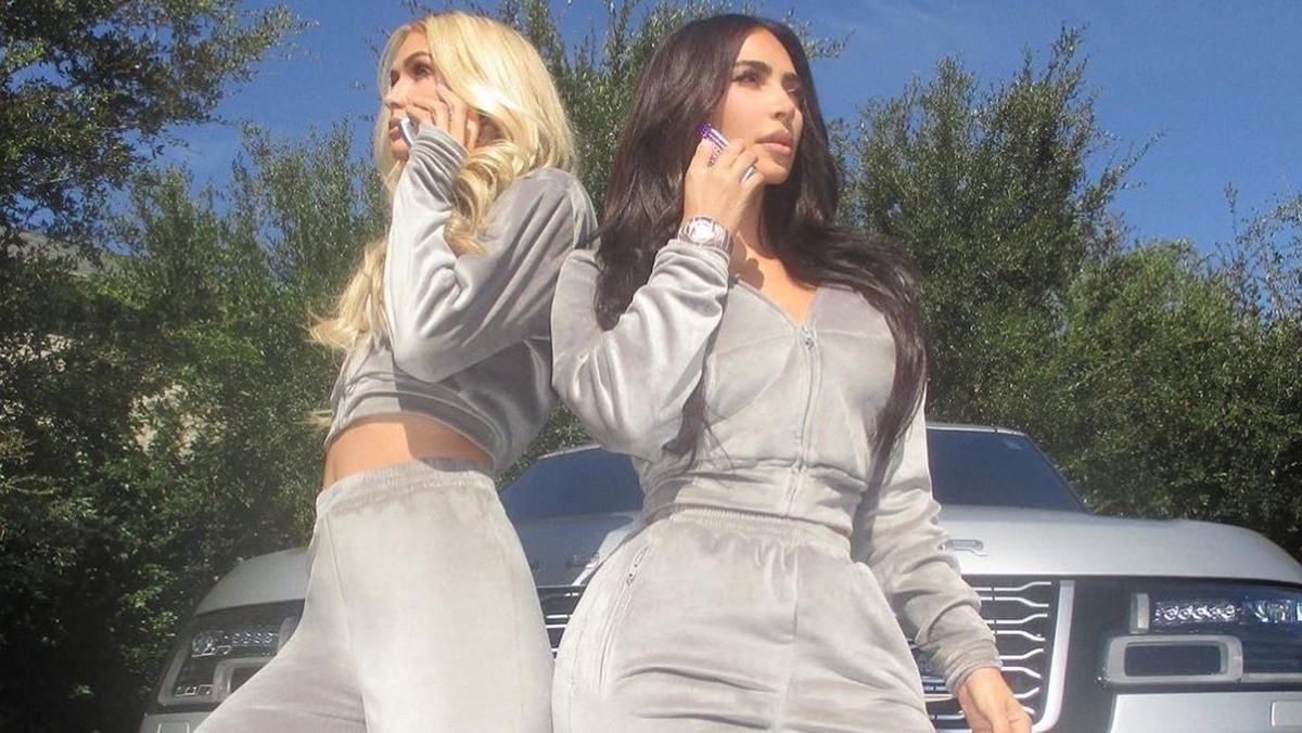 У велюрових костюмах: Кім Кардашян і Періс Гілтон повторили легендарні образи 90-х – фото У велюрових костюмах: Кім Кардашян і Періс Гілтон повторили легендарні образи 90-х – фото