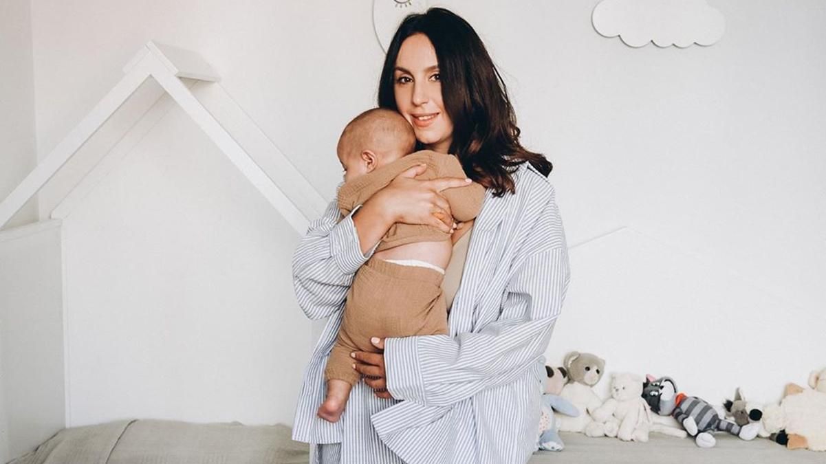 В платье с цветочным принтом: Джамала показала лицо младшего сына в чувственной фотосессии В платье с цветочным принтом: Джамала показала лицо младшего сына в чувственной фотосессии