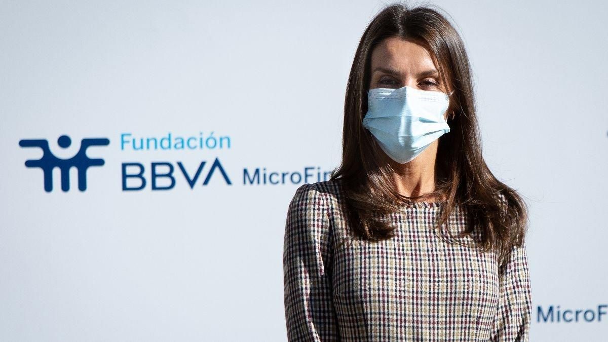 У сірому тренчі: королева Летиція здійснила новий вихід з сім'єю та показала образ У сірому тренчі: королева Летиція здійснила новий вихід з сім'єю та показала образ