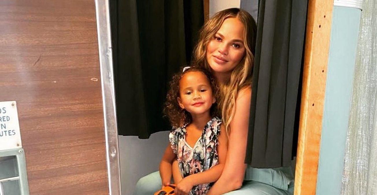 Вперше після викидня: Кріссі Тейген прокоментувала свій стан Вперше після викидня: Кріссі Тейген прокоментувала свій стан