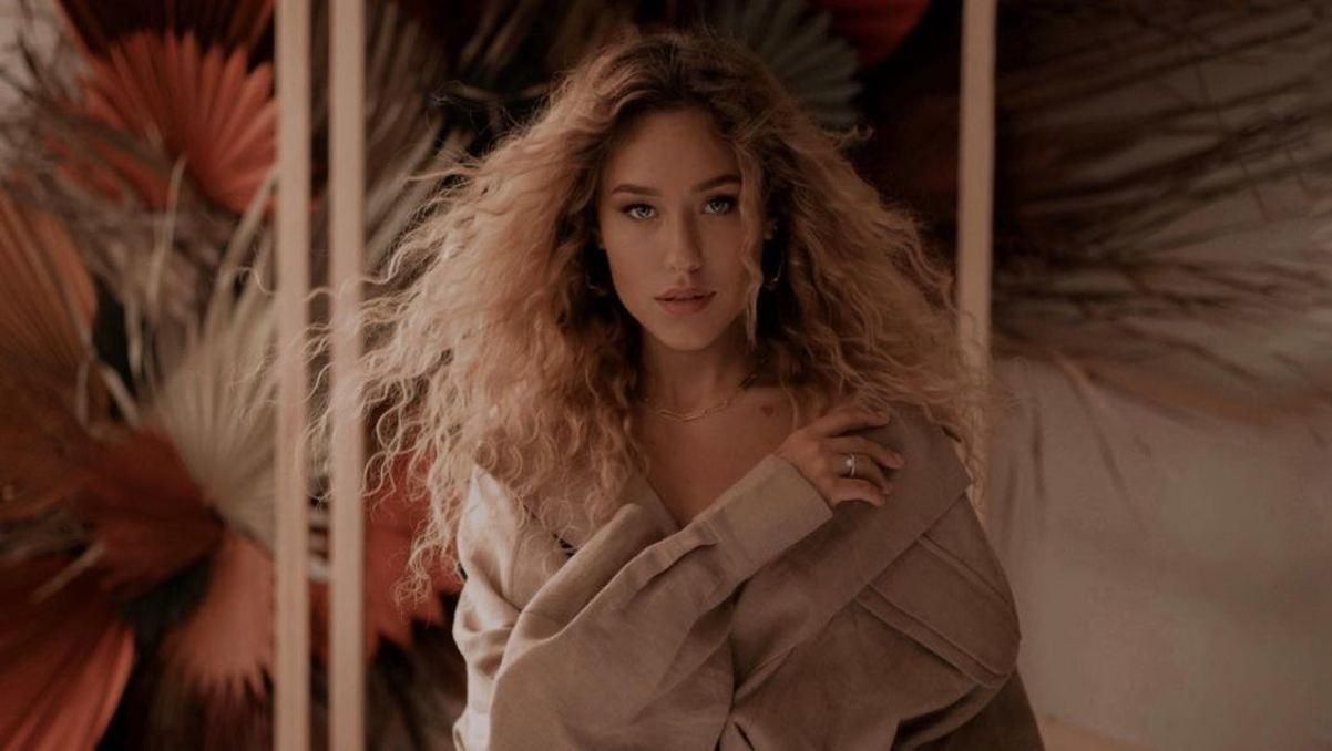 В платье в горошек: Даша Квиткова поделилась нежным образом – фото В платье в горошек: Даша Квиткова поделилась нежным образом – фото