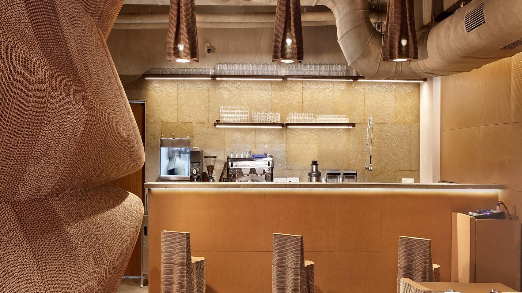 Все из картона: фото стильного ресторана с экодизайном в Индии Все из картона: фото стильного ресторана с экодизайном в Индии