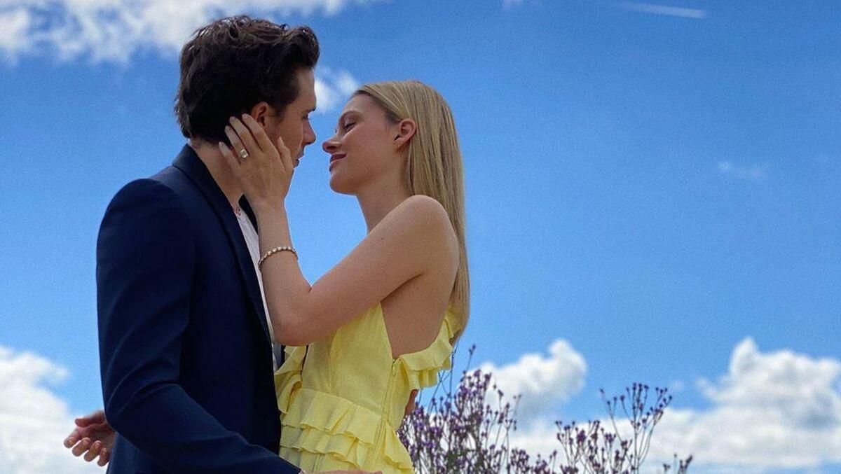 В объективе Бруклина Бекхэма: Никола Пельтц позировала перед женихом на фоне моря В объективе Бруклина Бекхэма: Никола Пельтц позировала перед женихом на фоне моря