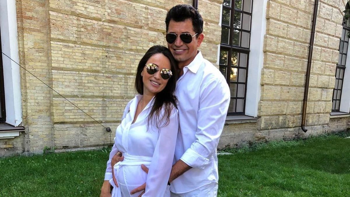 Рожевий дим з вертольота: ведучий Андрій Джеджула дізнався стать дитини – миле відео Рожевий дим з вертольота: ведучий Андрій Джеджула дізнався стать дитини – миле відео