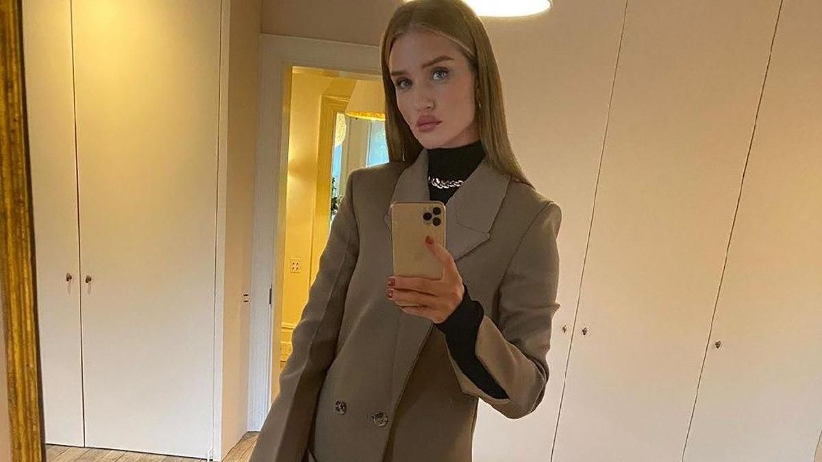 Як трендово одягнутися восени: стильні поради від моделі Розі Гантінгтон-Вайтлі Як трендово одягнутися восени: стильні поради від моделі Розі Гантінгтон-Вайтлі