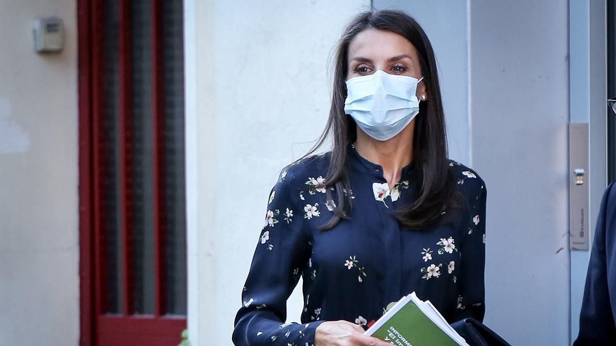 В нюдовой юбке и черной блузке: фантастический выход королевы Летиции под дождем – фото В нюдовой юбке и черной блузке: фантастический выход королевы Летиции под дождем – фото