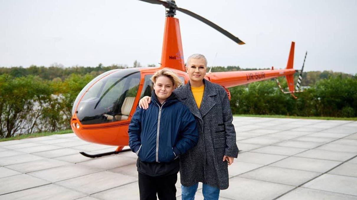 Полет на вертолете: Алла Мазур провела экстремальный день со своим сыном