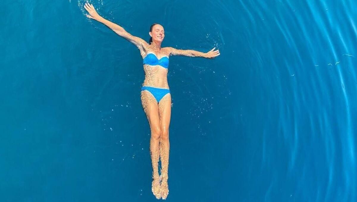 Катя Осадчая похвасталась стройностью в черном купальнике: откровенное фото