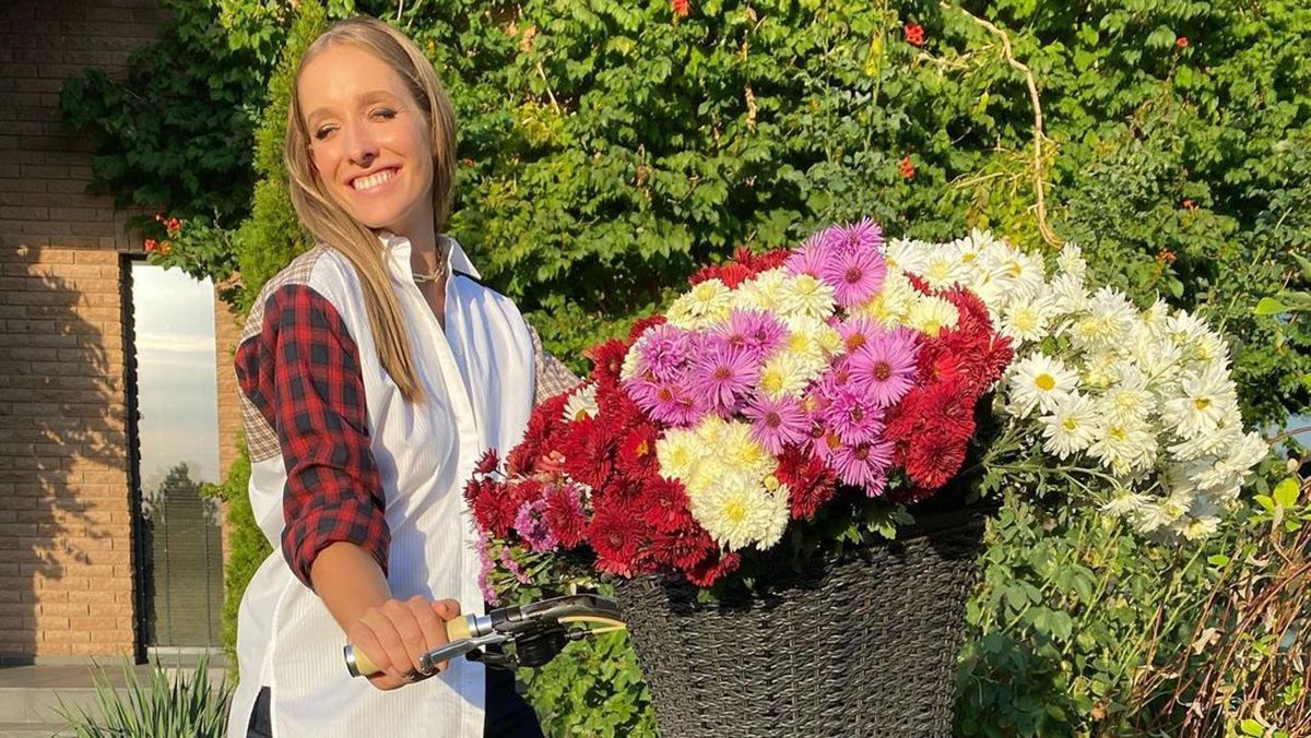 В сером костюме с принтом: Катя Осадчая показала повседневный образ для осенних прогулок В сером костюме с принтом: Катя Осадчая показала повседневный образ для осенних прогулок