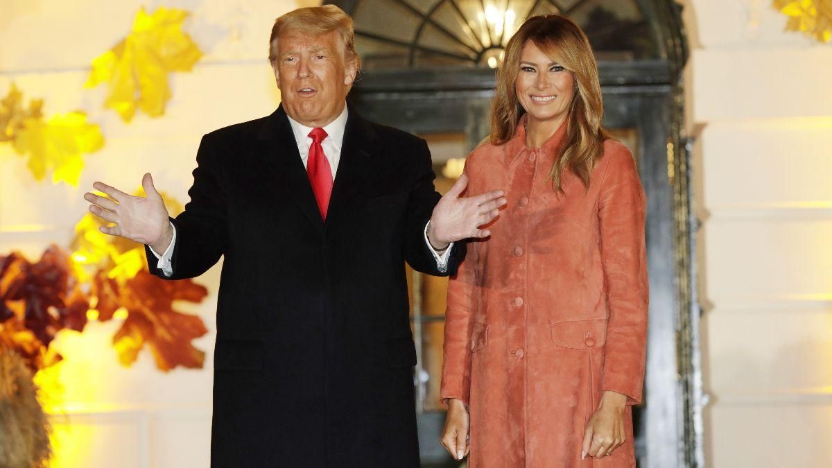 У замшевому пальті: Меланія Трамп вразила образом на Геловін – фото У замшевому пальті: Меланія Трамп вразила образом на Геловін – фото