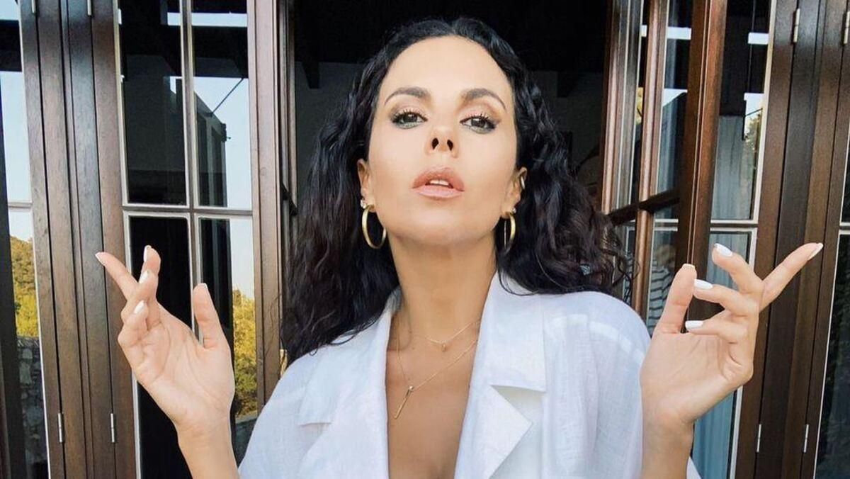 В молочном свитере и кожаной куртке: Настя Каменских показала идеальный осенний образ В молочном свитере и кожаной куртке: Настя Каменских показала идеальный осенний образ