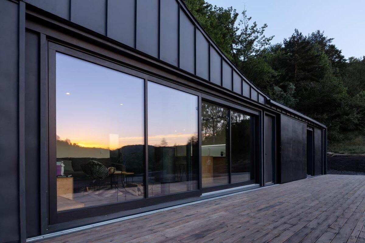 Домик выглядит привлекательно внешне и внутри Домик выглядит привлекательно внешне и внутри