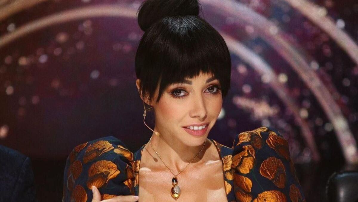 У мінісукні від українського дизайнера: Катерина Кухар підкорила образом У мінісукні від українського дизайнера: Катерина Кухар підкорила образом