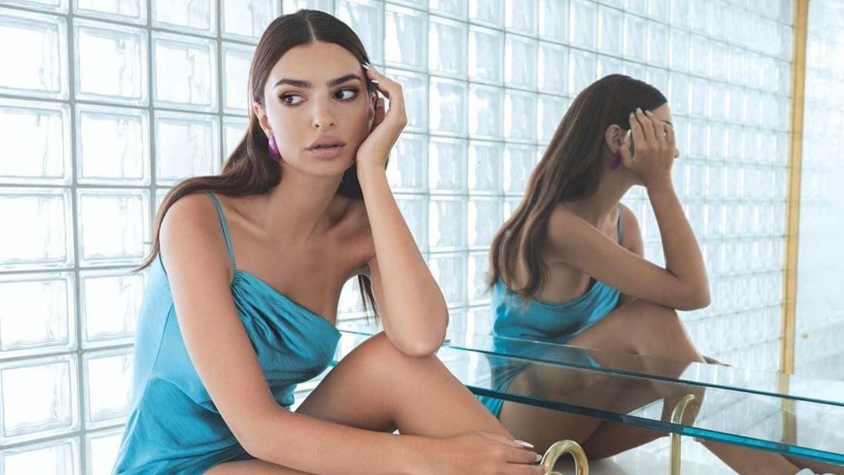 У розстебнутій сорочці: Емілі Ратажковські оголила вагітний живіт на вулицях Нью-Йорка У розстебнутій сорочці: Емілі Ратажковські оголила вагітний живіт на вулицях Нью-Йорка