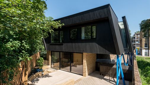 Чорний будинок на ніжках: незвичайний дизайн створили в Лондоні
