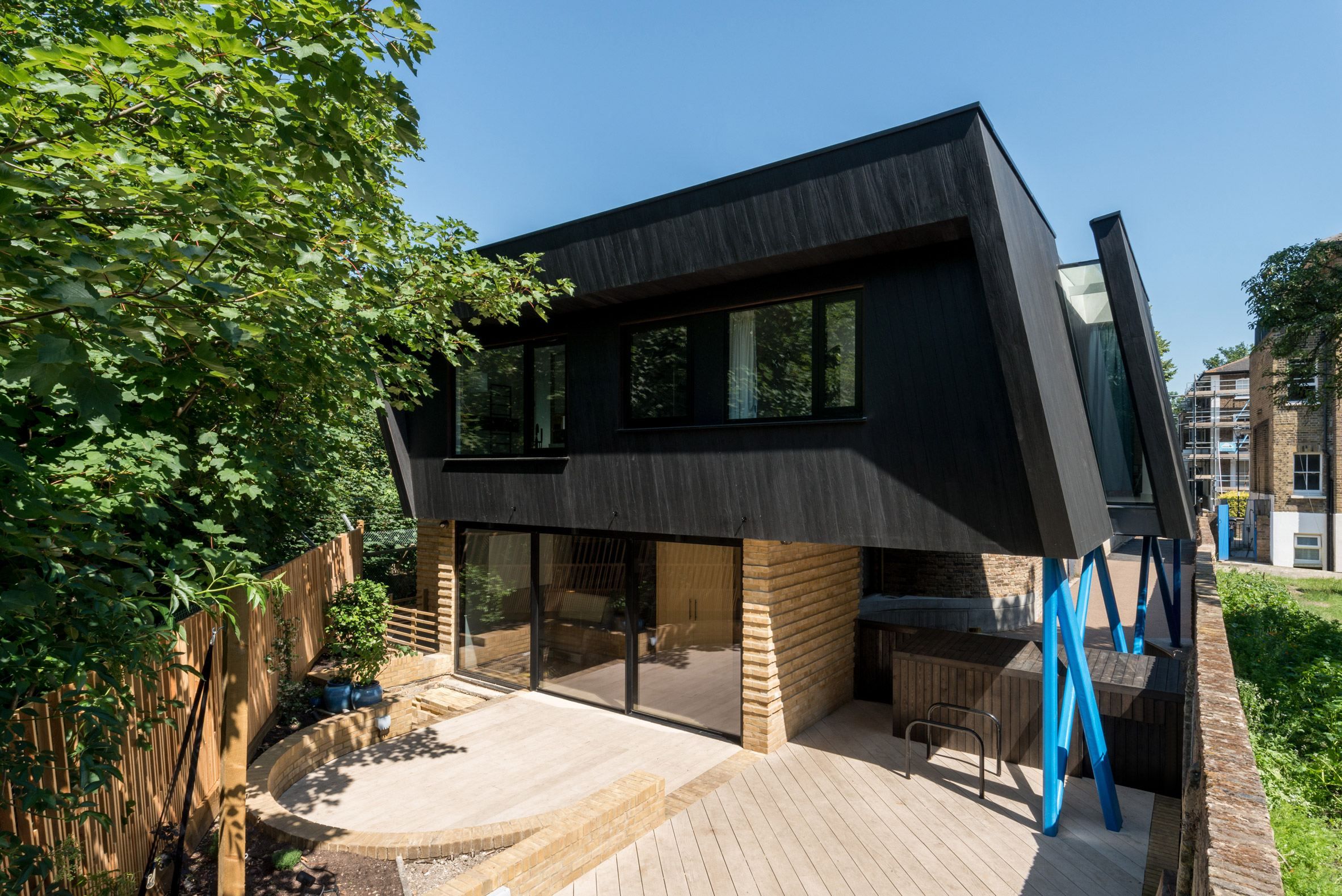 Черный дом на ножках: необычный дизайн создали в Лондоне
