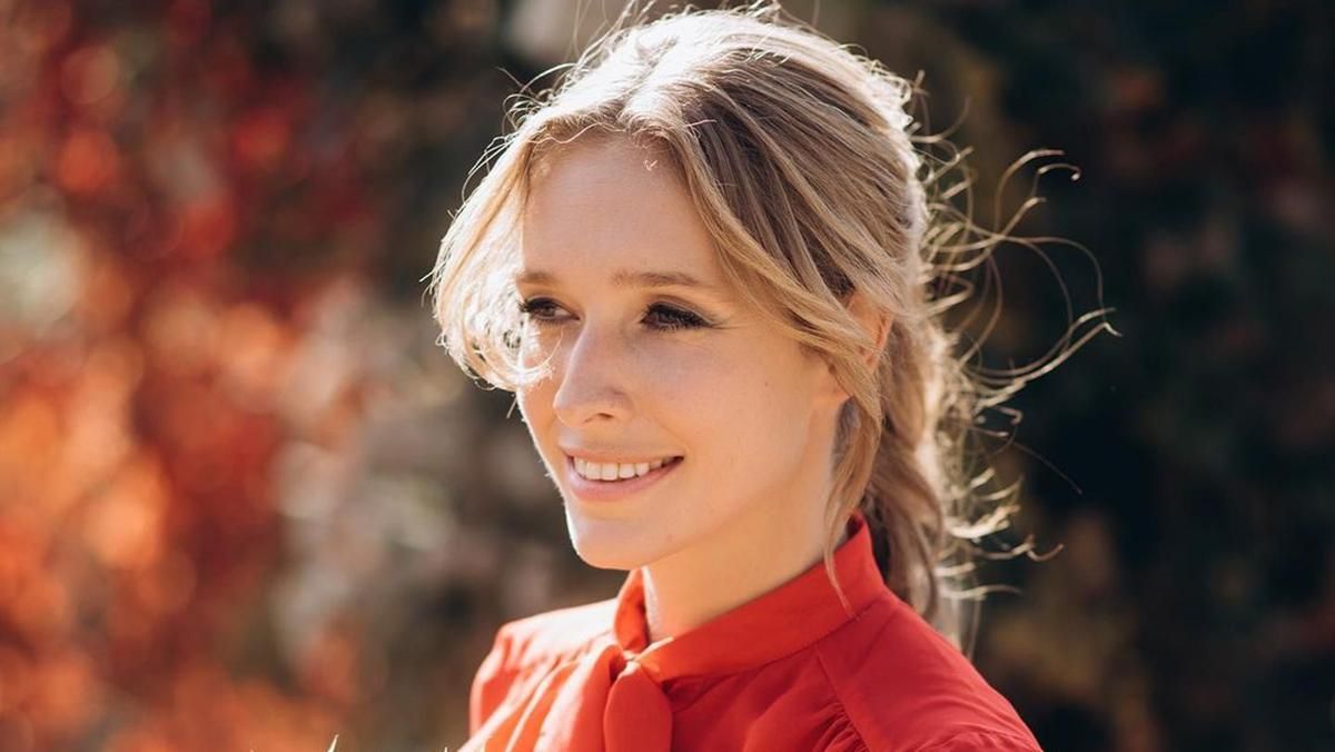 У прозорій блузці та класичних штанах: Катя Осадча замилувала стильним образом У прозорій блузці та класичних штанах: Катя Осадча замилувала стильним образом