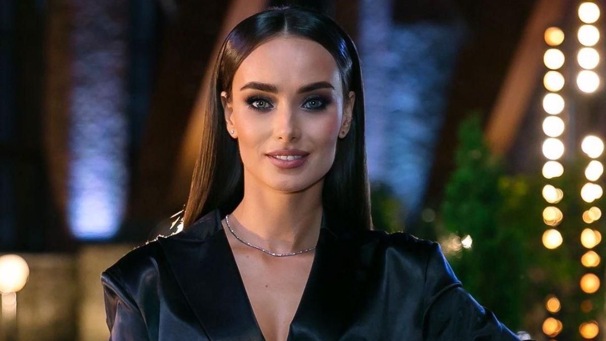 Холостячка Ксения Мишина покорила образом на церемонии роз Холостячка Ксения Мишина покорила образом на церемонии роз