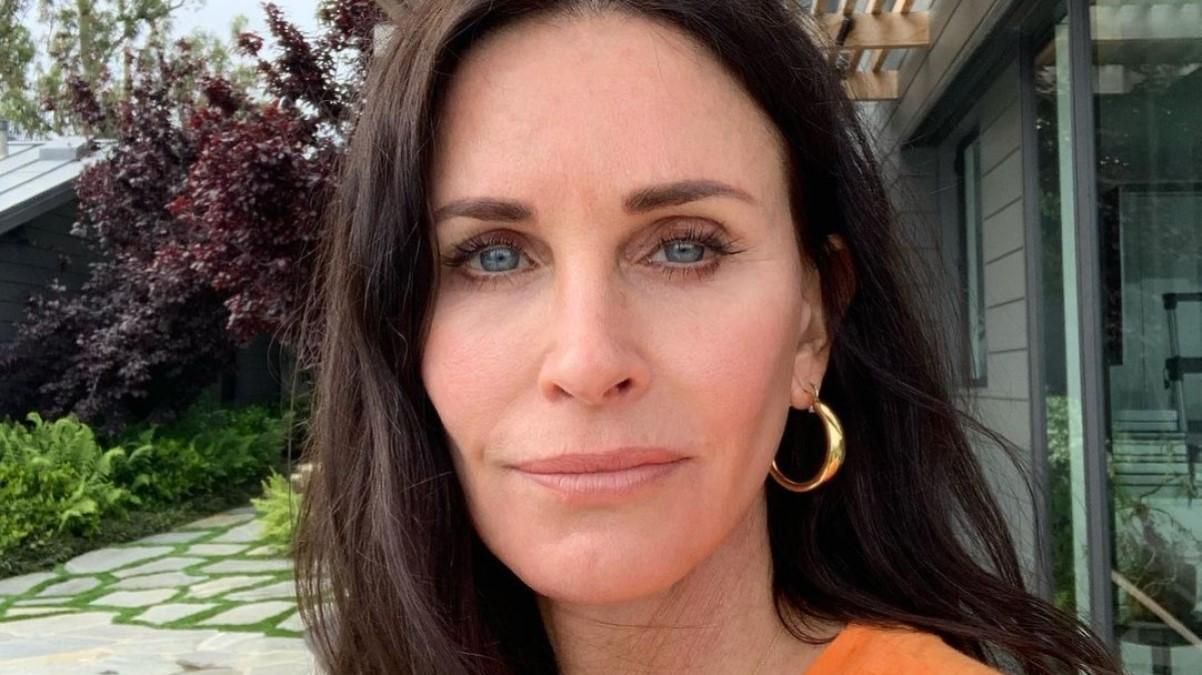 Кортни Кокс опубликовала фото с маньяком из фильма Крик Кортни Кокс опубликовала фото с маньяком из фильма Крик