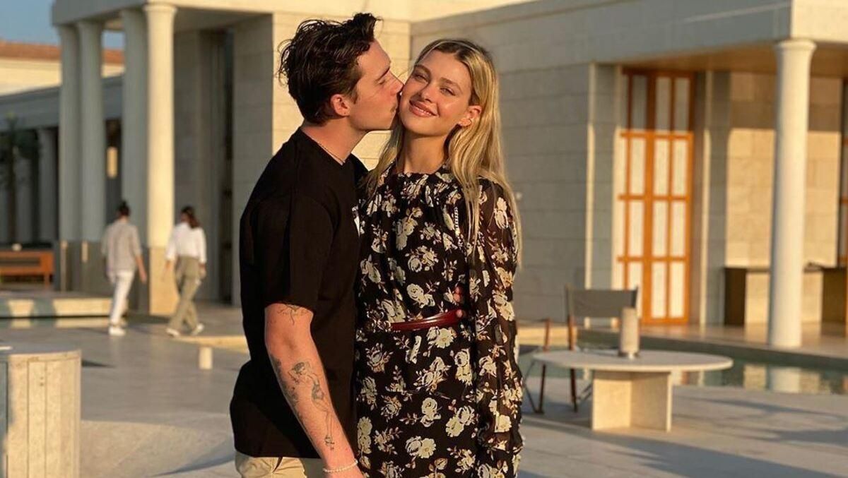 В образе Донателлы Версаче: Никола Пельтц и Бруклин Бекхэм очаровали совместными фото В образе Донателлы Версаче: Никола Пельтц и Бруклин Бекхэм очаровали совместными фото