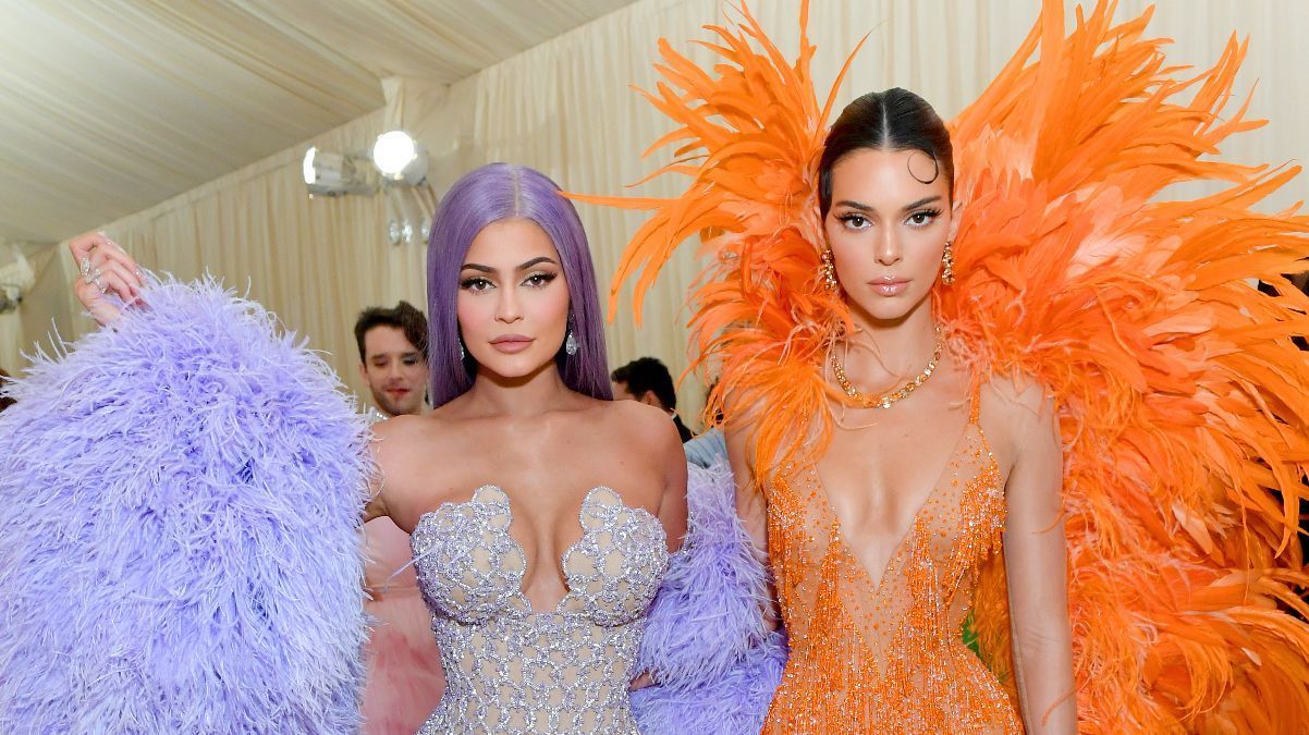 Подрались из-за платья: Кайли и Кендалл Дженнер месяц не разговаривали Подрались из-за платья: Кайли и Кендалл Дженнер месяц не разговаривали