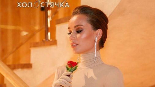 В кофте и черной юбке: "Холостячка" Ксения Мишина покорила образом на церемонии роз