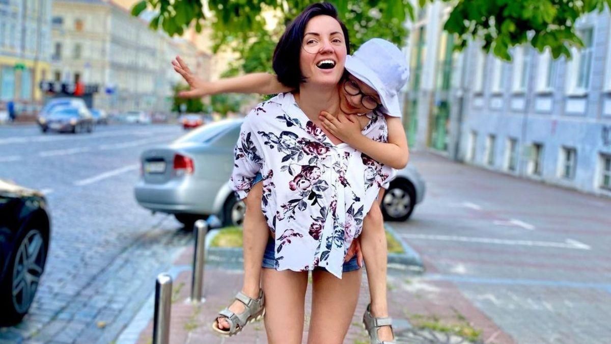 Оля Цибульская рассмешила фанатов забавным фото с сыном Оля Цибульская рассмешила фанатов забавным фото с сыном