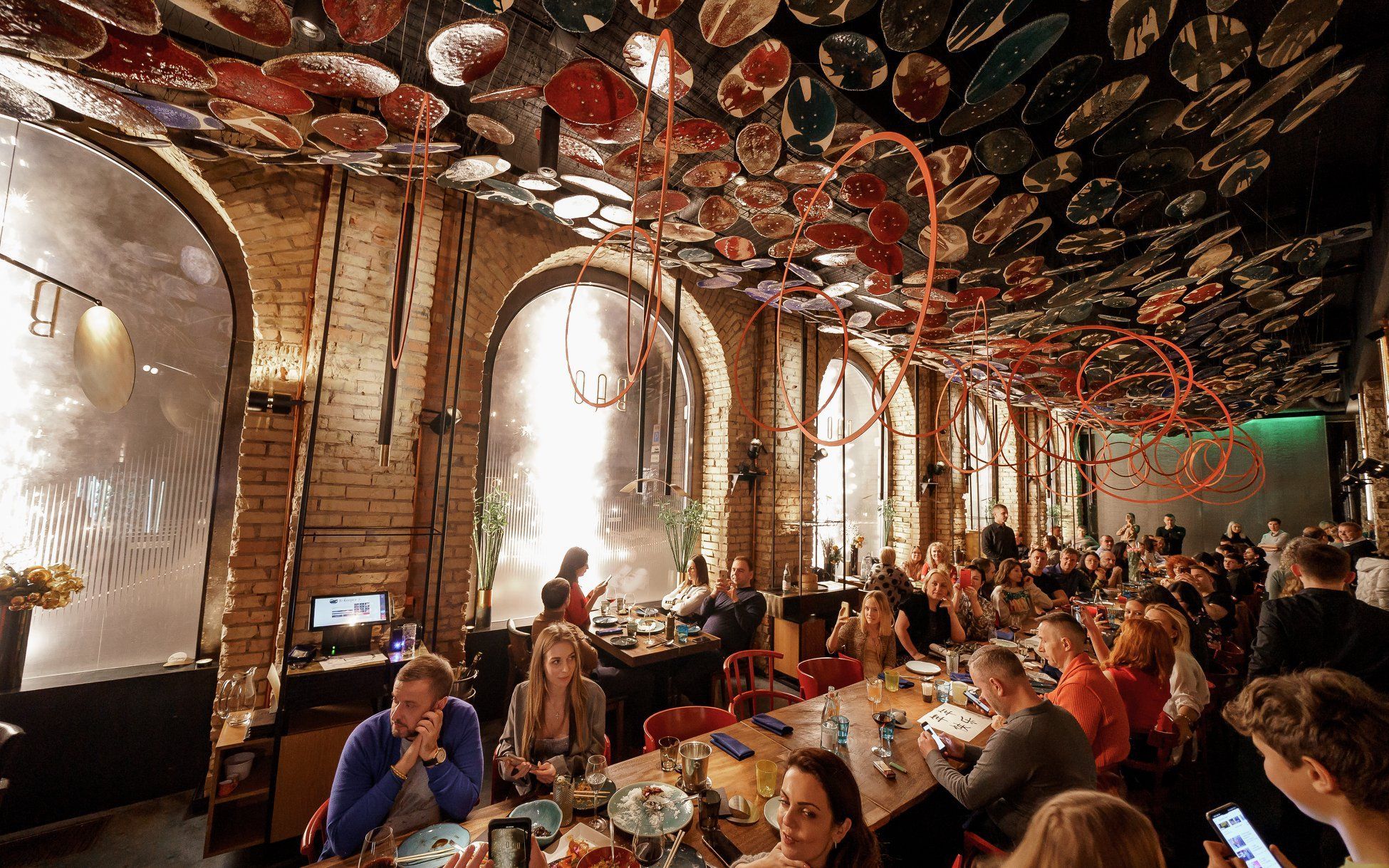 На першому поверсі гості мають змогу сидіти за великим спільним столом На першому поверсі гості мають змогу сидіти за великим спільним столом