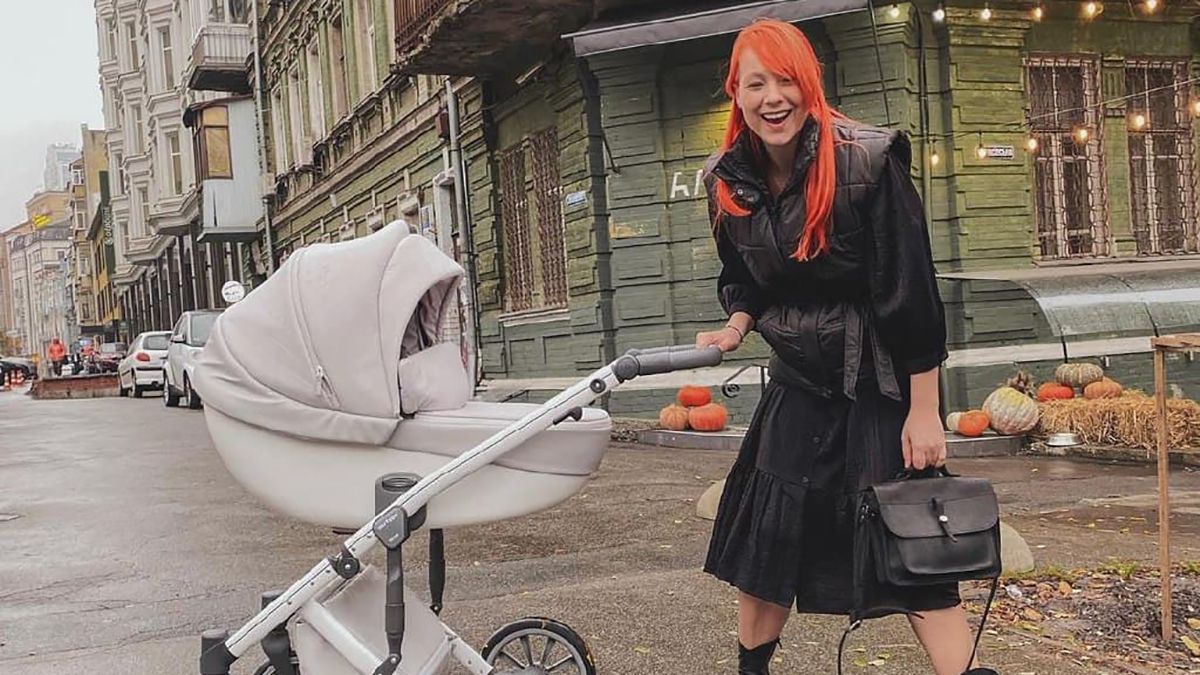 З коляскою у чорному вбранні: Світлана Тарабарова показала образ бізнес-мами – фото