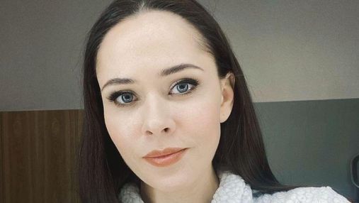 В яркой кофте и с нюдовым макияжем: Юлия Санина показала домашний образ – фото