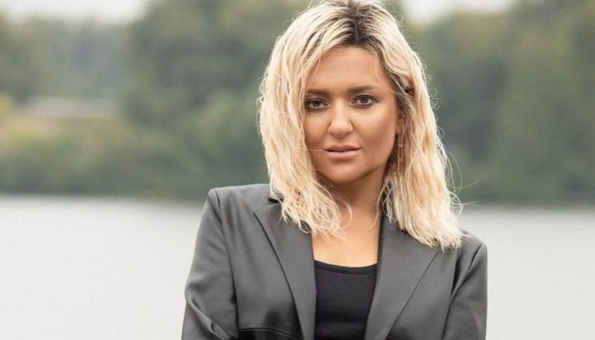 В рубашке и яркой юбке: Наталья Могилевская показала интересный образ В рубашке и яркой юбке: Наталья Могилевская показала интересный образ