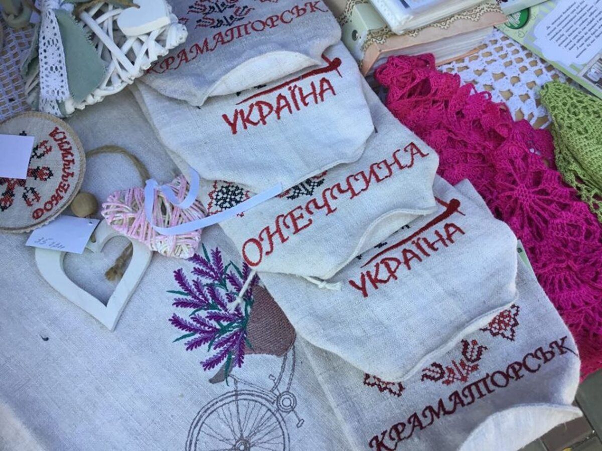 В Донецкой области мастерица создает именные вышиванки: фото