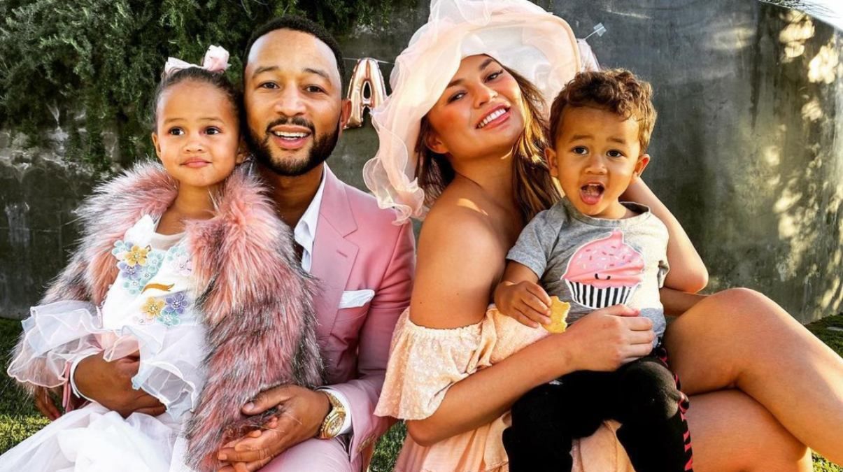 Крисси Тейген с семьей Крисси Тейген с семьей