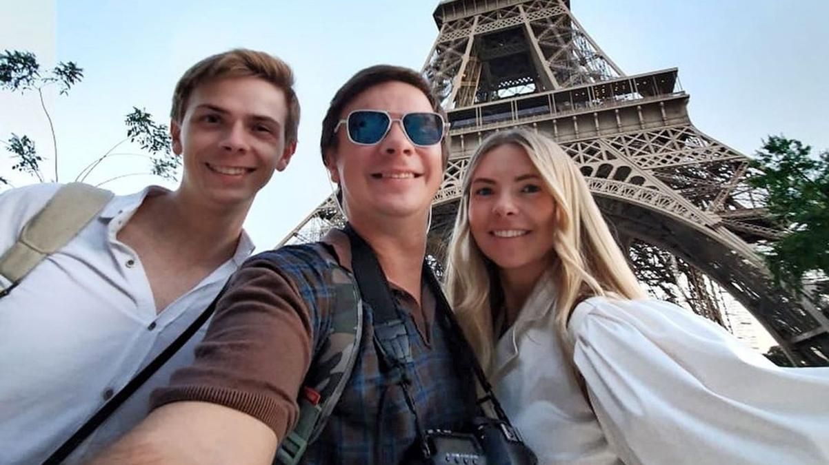 Дмитро Комаров з братом і сестрою Дмитро Комаров з братом і сестрою