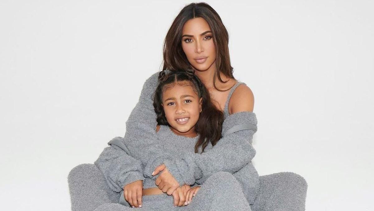 Ким Кардашян снялась с дочерьми для рекламы коллекции одежды: трогательные семейные фото