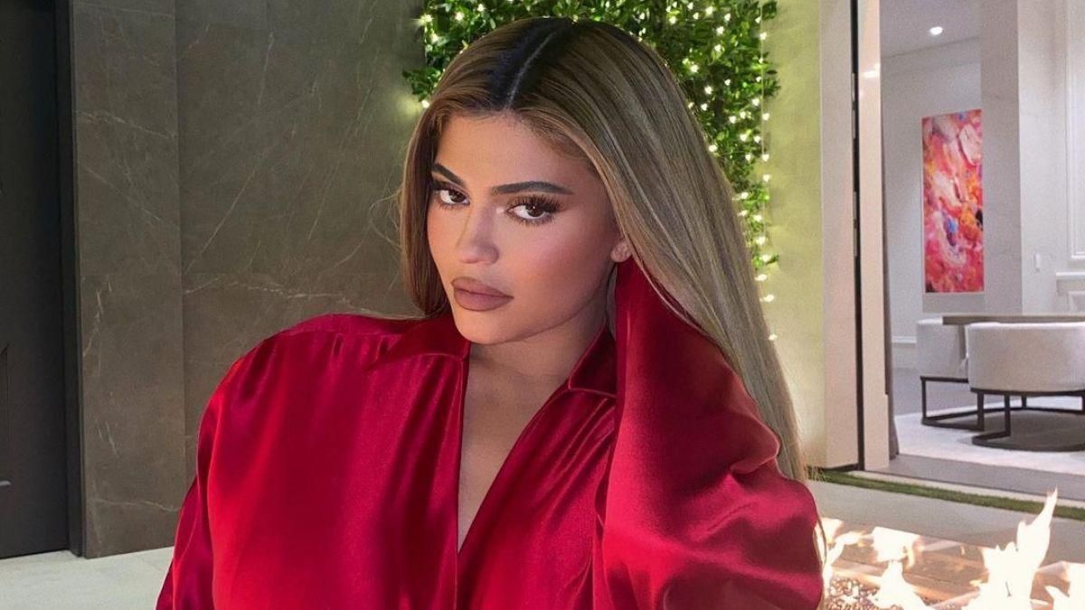 Кайли Дженнер готовится к новогодним праздникам Кайли Дженнер готовится к новогодним праздникам