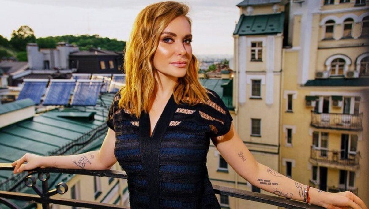 Слава Каминская показала смелый образ в костюме с корсетом: фото Слава Каминская показала смелый образ в костюме с корсетом: фото