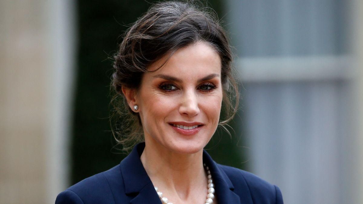 Королева Летиция поразила элегантным образом в черном платье Королева Летиция поразила элегантным образом в черном платье