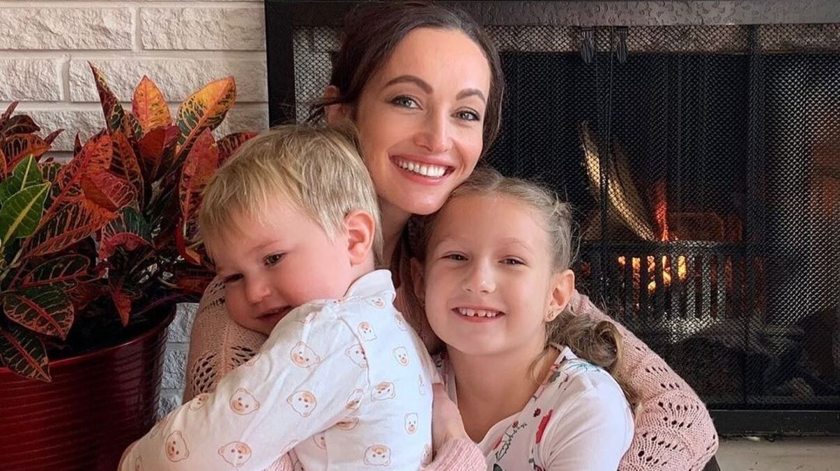 Олена Войченко виховує двох дітей Олена Войченко виховує двох дітей