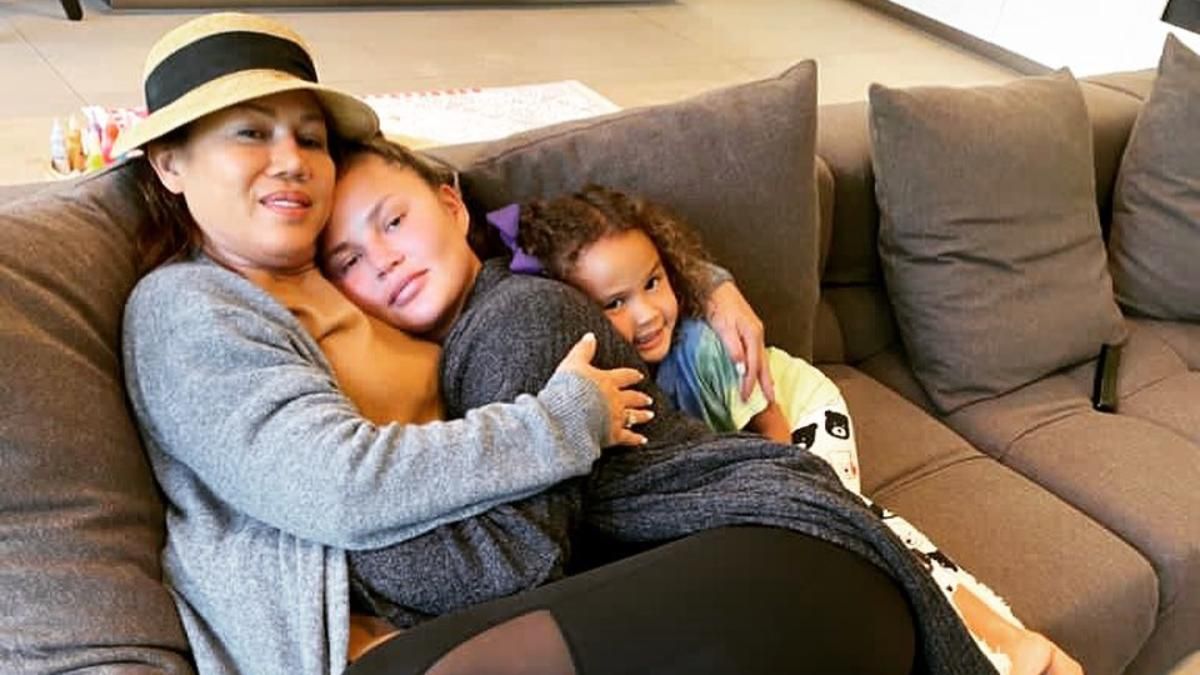 Крисси Тейген с мамой и дочкой Крисси Тейген с мамой и дочкой