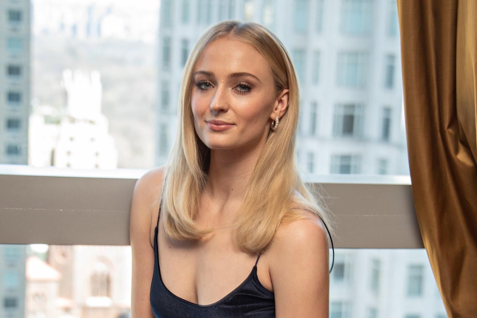 Софі Тернер з'явилася на вулицях зі своєю донечкою: фото Софі Тернер з'явилася на вулицях зі своєю донечкою: фото