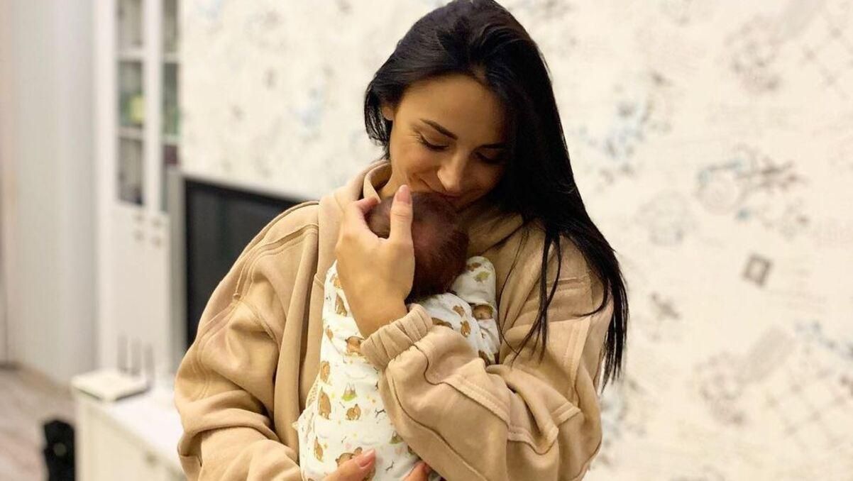 Илона Гвоздева поделилась новым фото с малышом на руках